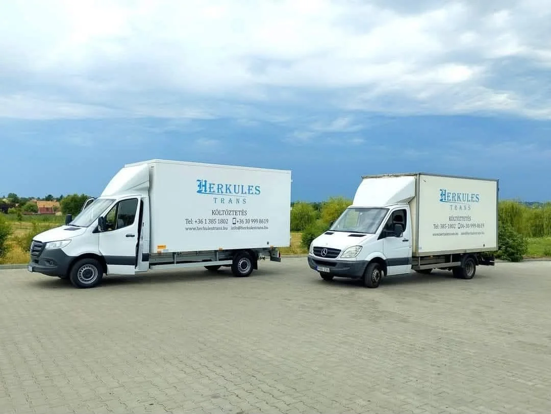 herkulestrans-koltozteto-teherautok A HerkulesTrans két fehér, feliratos költöztető teherautója