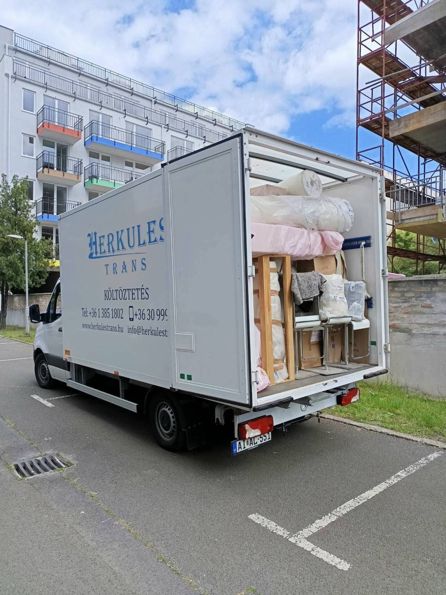 herkulestrans-koltoztetes-furgon HerkulesTrans költöztető kisteherautó berakodás közben