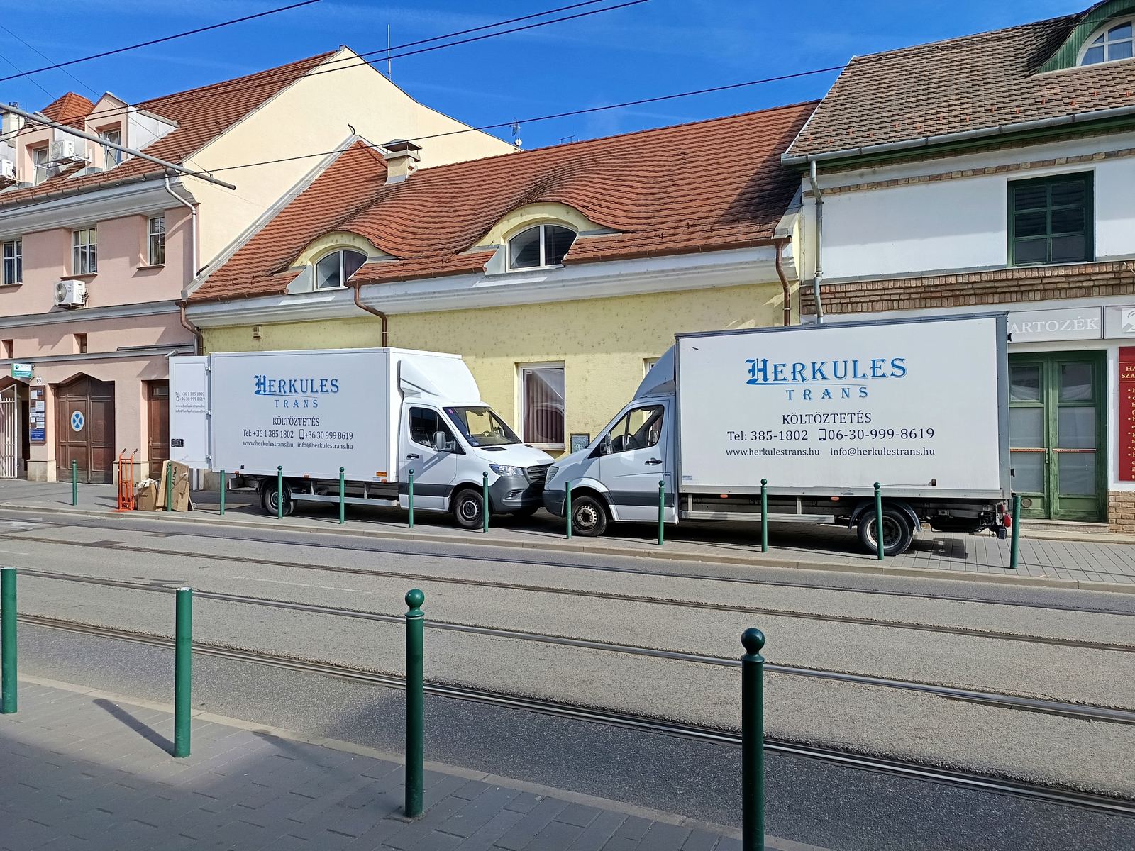 Két Herkules-Trans teherautó budapesti utcán, költöztetés Two Herkules-Trans moving trucks on a Budapest street, next to the tram tracks