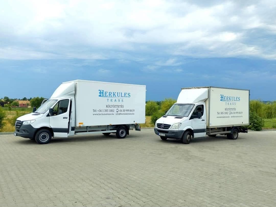 herkulestrans-koltozteto-teherautok A HerkulesTrans két fehér, feliratos költöztető teherautója