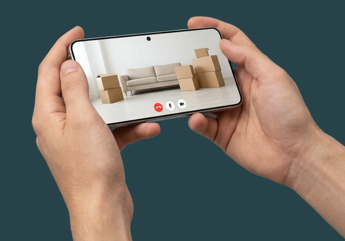 Pre-move survey by video call: the room to be moved on the phone screen